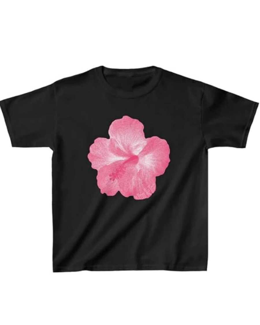 Flor rosada de hibisco que representa vitalidad alegría y feminidad evocando la esencia tropical y la conexión con la naturaleza llena de energía positiva camiseta de mujer moderna cómoda y versátil para uso diario - Negro - Ver 1