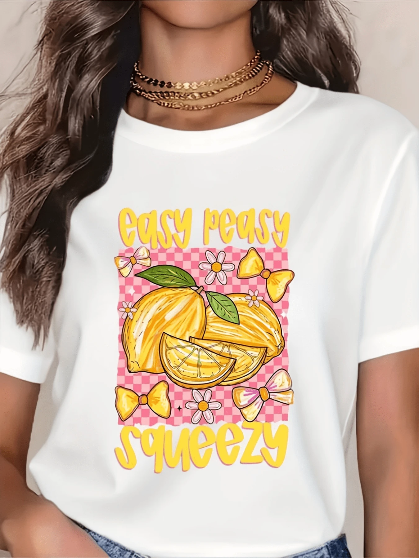 Juicy Lemons With The Fun Phrase "Easy Peasy Squeezy" On Pink Checks And Small Flowers Convey Positive Energy And Freshness. Casual And Cheerful Women's T-Shirt - 白色 - 查看 1