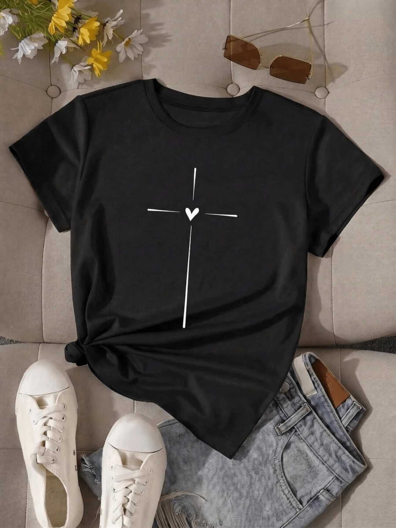 White Cross With A Heart In The Center Symbolizing Faith, Hope, And Love, Conveying Serenity And Balance. A Modern And Comfortable Casual Women's T-Shirt For Everyday Wear. - 黑色 - 查看 1