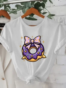 A Sweet And Magical Donut Ring With Bright Purple Frosting Adorned With Pink Bows And Gold Details Symbolizing Joy, Fun, And A Youthful Spirit. Women's Casual, Modern, Comfortable T-Shirts For Everyday Wear. - 白色 - 查看 8