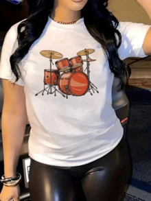 Red Drum Set With Gold Cymbals Symbolizing The Energy Of Rhythm And Passion For Music, Conveying Strength And Movement. Modern Casual Women's T-Shirt For Rock Lovers. - 白色 - 查看 1