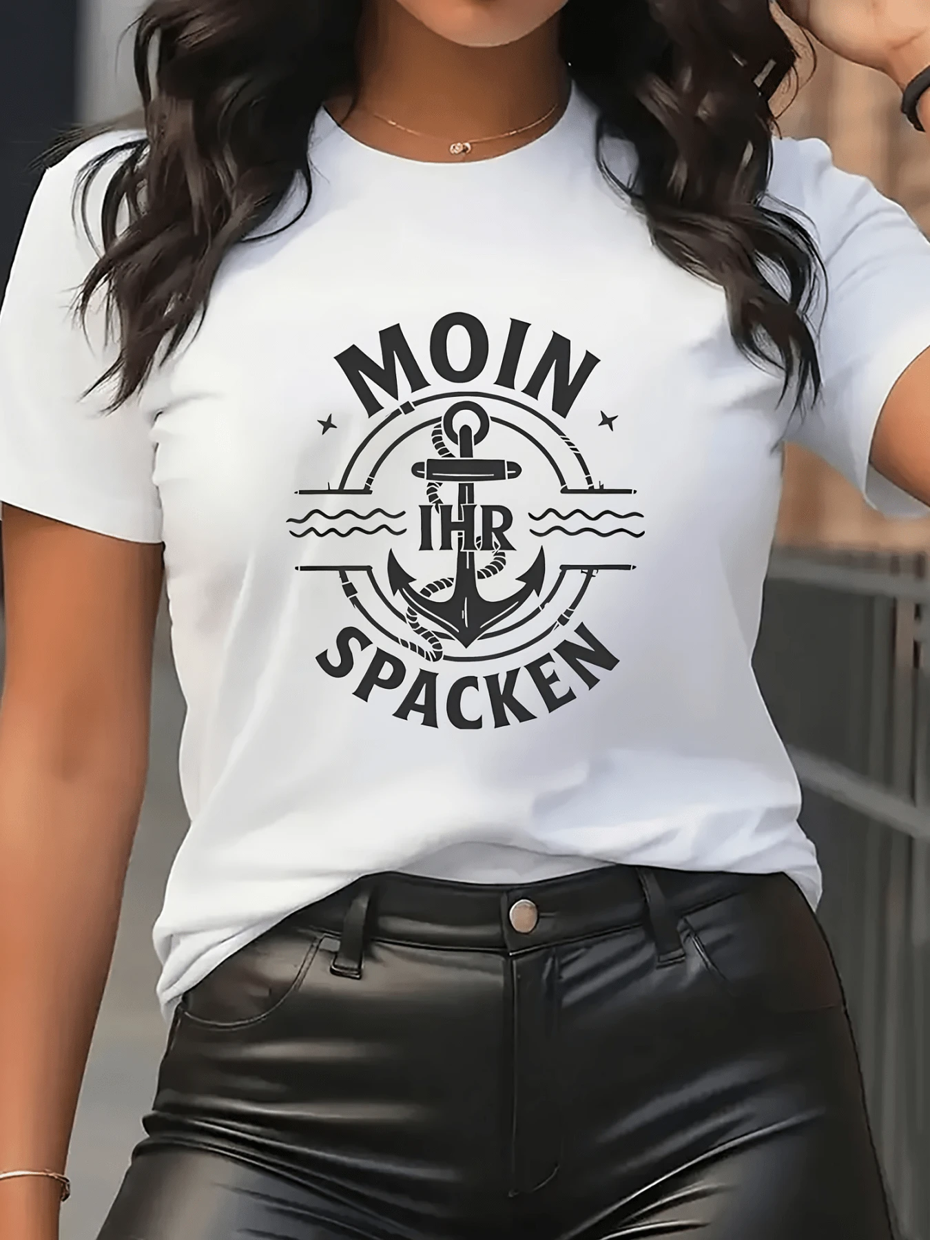 Ancla rodeada de olas y letras audaces simbolizando fuerza marina libertad y espíritu aventurero camiseta de mujer moderna para estilo urbano y casual elegante - Blanco - Ver 1