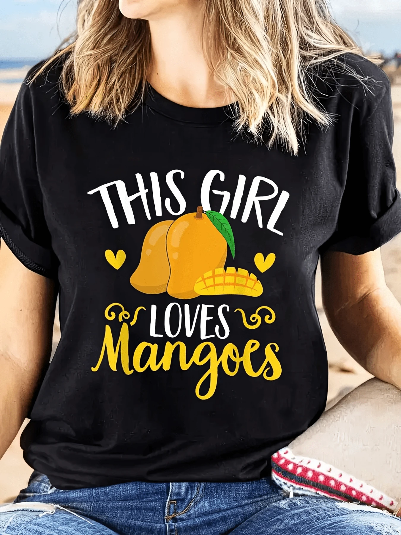 Dos mangos dorados acompañados por corazones amarillos transmiten alegría tropical y pasión por las frutas creando una sensación cálida de amor veraniego y energía positiva camiseta de mujer casual cómoda para diario - Negro - Ver 1