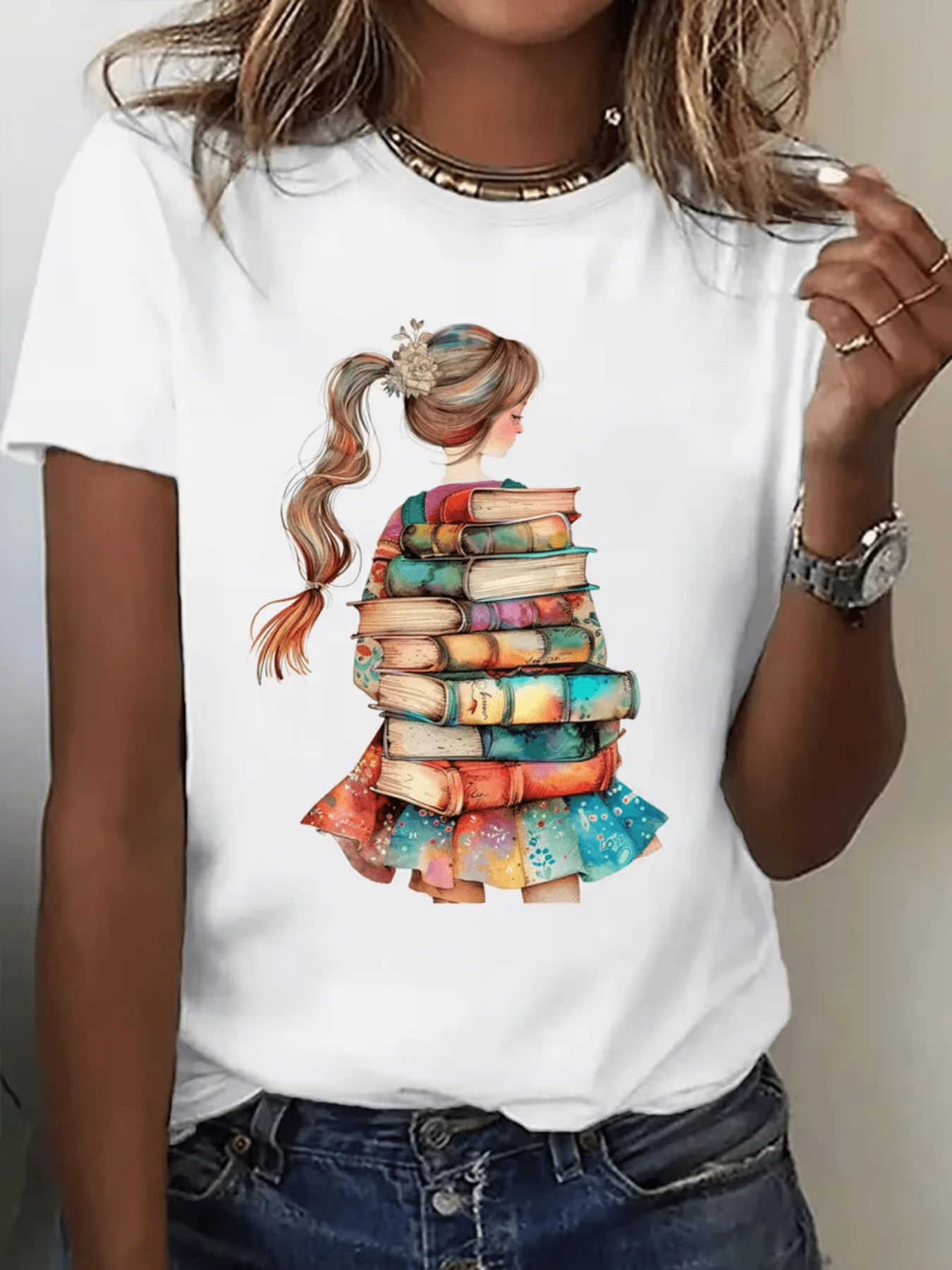 A Girl With Her Hair Up Holds Colorful Books, Symbolizing A Love Of Reading And The Constant Pursuit Of Knowledge. This Modern, Casual Women's T-Shirt Is Ideal For Those Who Enjoy Literary Creativity. - 白色 - 查看 1