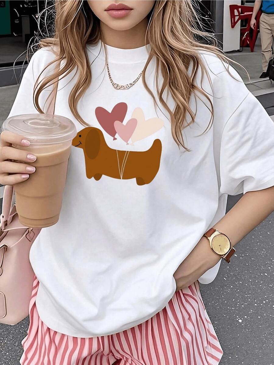 Brown Dachshund Holding Pink Heart-Shaped Balloons Symbolizing Tenderness, Joy, And Love For Pets. Casual, Comfortable, And Modern Women's T-Shirt. - 白色 - 查看 1