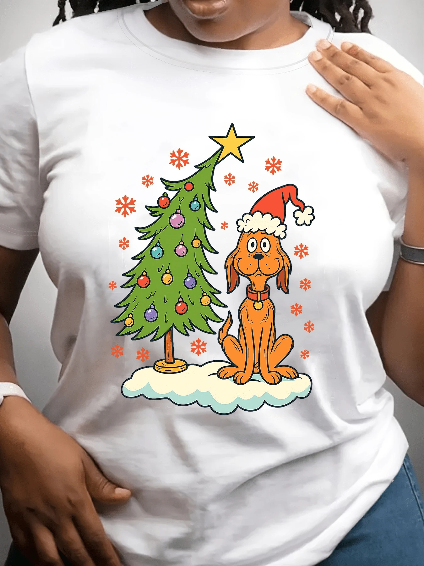 Dog Wearing A Christmas Hat Next To A Tree Decorated With Colorful Baubles And Snowflakes Conveying Festive Joy And Winter Spirit. Comfortable Casual Women's T-Shirt For Everyday Wear. - 白色 - 查看 1