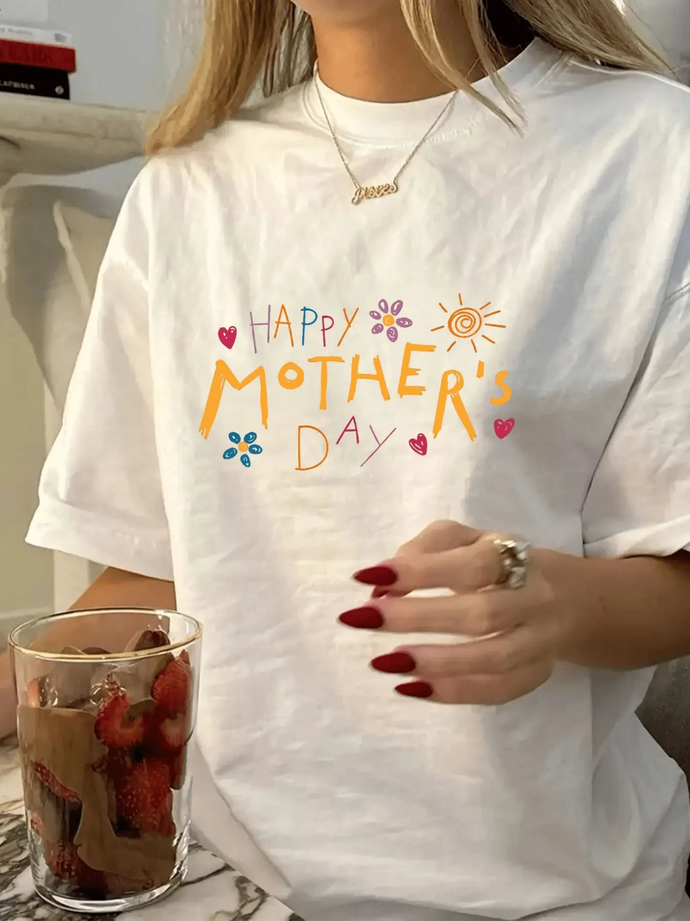 Colorful Message With Flowers, Hearts, And Sunshine That Celebrates Mothers' Love And Conveys Joy And Gratitude. Perfect For A Special Day. Comfortable Casual Women's T-Shirt For Gifting And Festive Occasions. - 白色 - 查看 1