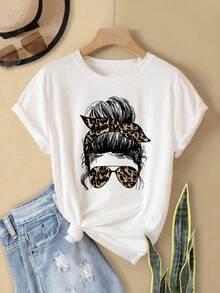 Hair Styled With An Animal Print Scarf And Wild Patterned Glasses That Reflect Confidence, Modern Style, And Free Energy-Perfect For Creative And Adventurous Minds. Comfortable Casual Women's T-Shirt For Everyday Wear. - 白色 - 查看 1