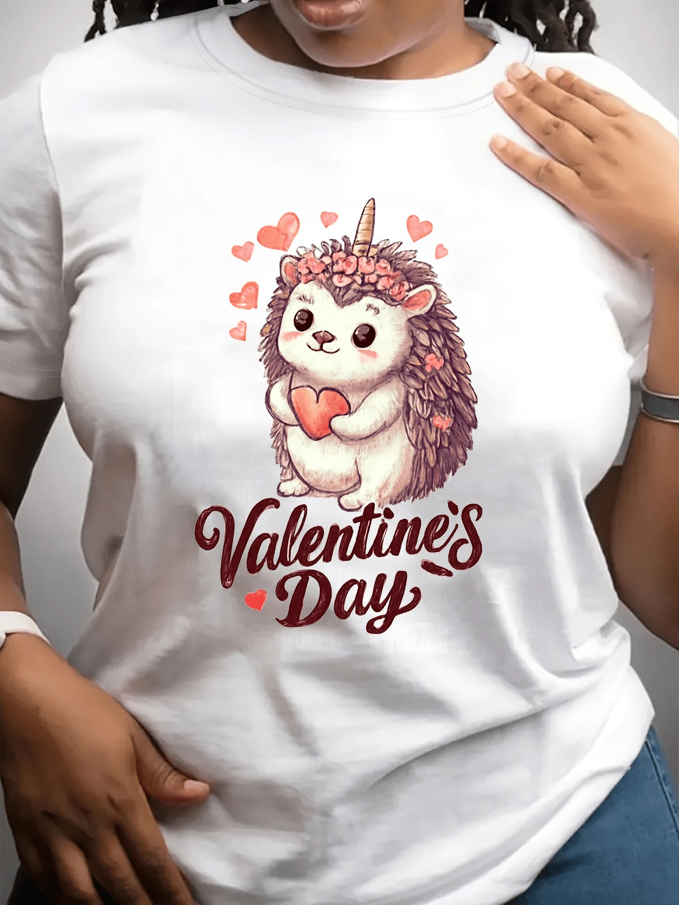 Hedgehog With A Golden Horn Holding A Heart Surrounded By Pink Flowers And Small Hearts Expressing Tenderness And Love To Celebrate Special Moments. Women's Casual Short-Sleeved T-Shirt, Comfortable For Everyday Wear. - 白色 - 查看 1