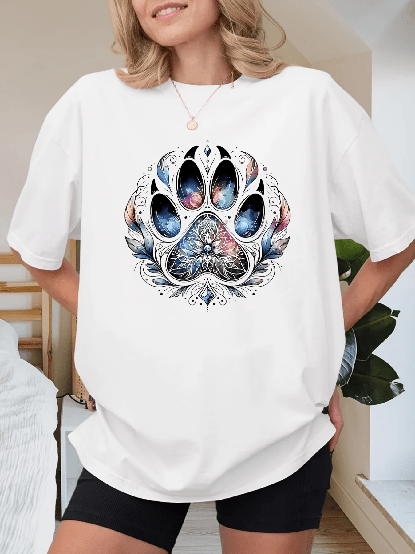 Animal Footprint With Intertwined Flowers Symbolizing The Connection Between Nature, The Free Spirit, And The Energy Of The Universe. Women's Casual, Modern, Comfortable, And Versatile T-Shirt - 白色 - 查看 1