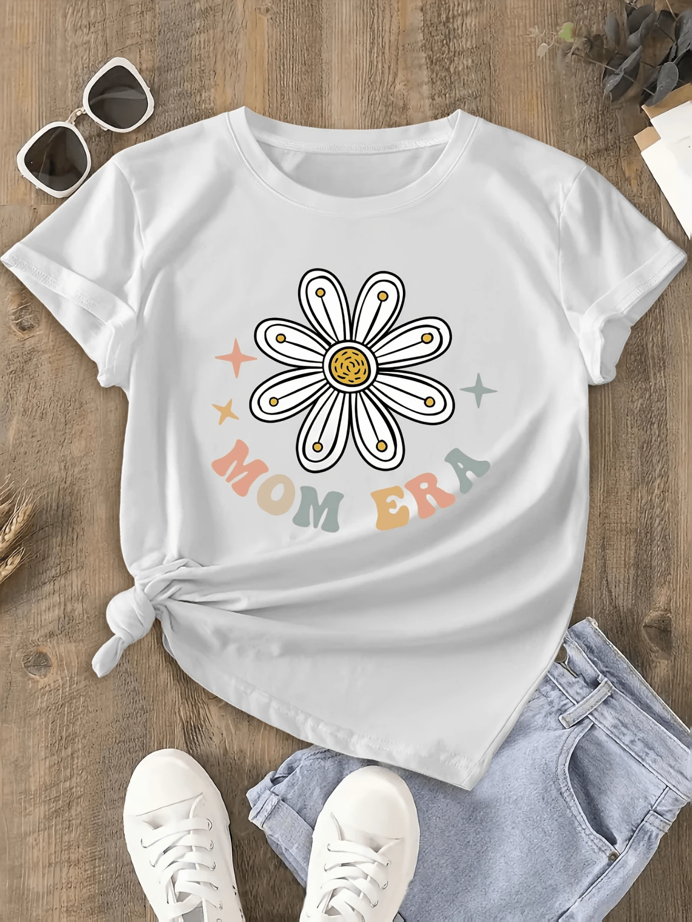 White Flower With A Yellow Center Surrounded By Soft Colored Stars Symbolizing Joy And Family Unity With The Phrase MOM ERA Inspiring Tenderness And Positive Energy. Comfortable Casual Women's T-Shirt For Everyday Wear - 白色 - 查看 1