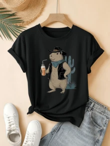 Adventurous Animal Wearing A Hat And Vest In Front Of A Cactus Holding A Drink, Reflecting Freedom, Humor, And The Spirit Of The West. Modern Casual Women's T-Shirt For Everyday Wear, Comfortable And Attractive For Summer. - 黑色 - 查看 6