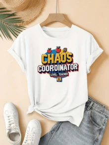 Colorful Mosaic Of Words Symbolizing The Fun Energy Of Organizing Chaos In An Educational Environment, With Details Of Apples And Books Alluding To Knowledge. Modern Casual Women's T-Shirt Ideal For Creative Teachers. - 白色 - 查看 1