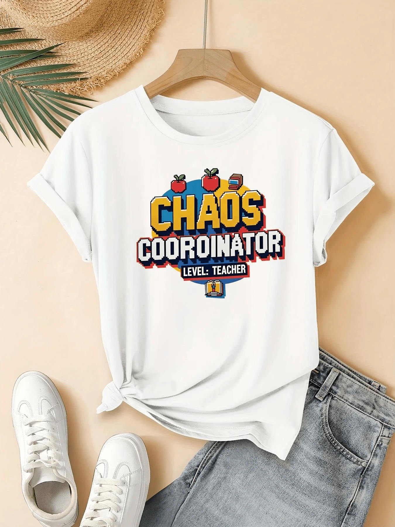 Colorful Mosaic Of Words Symbolizing The Fun Energy Of Organizing Chaos In An Educational Environment, With Details Of Apples And Books Alluding To Knowledge. Modern Casual Women's T-Shirt Ideal For Creative Teachers. - 白色 - 查看 1