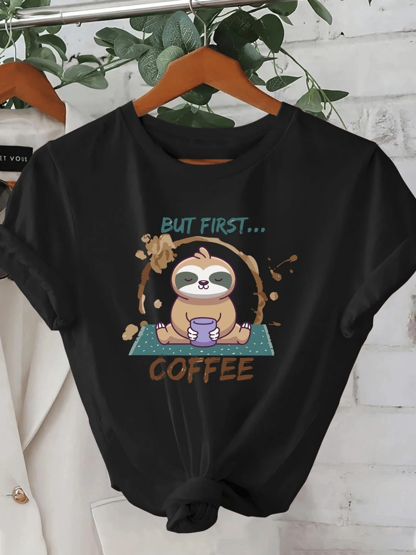 Smiling Sloth Holding A Warm Cup Conveys Morning Calm And A Love For Coffee With A Playful Touch, Ideal For Those Who Enjoy Starting The Day With Good Energy. Comfortable Casual Women's T-Shirt For Everyday Wear - 黑色 - 查看 1