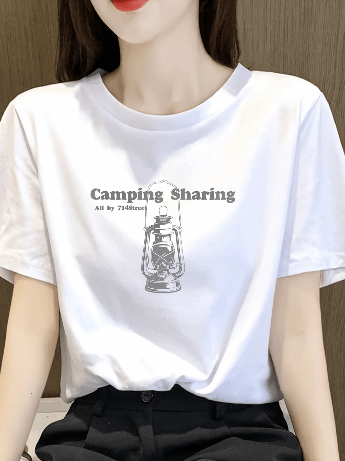Antique Lantern Symbolizing Shared Light And Guidance On A Camping Adventure Surrounded By Calm And Nature, Inspiration For Happy Moments. Comfortable And Modern Women's T-Shirt, Ideal For Everyday Wear. - 白色 - 查看 1