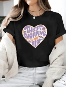 Heart With A Positive Message Celebrating The Joy Of Secondhand Shopping And Conveying Optimistic Energy With Flowers In Lilac And Orange Tones. Women's Casual, Modern, And Comfortable T-Shirt For Everyday Wear. - 黑色 - 查看 6