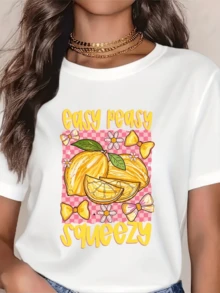 Juicy Lemons With The Fun Phrase "Easy Peasy Squeezy" On Pink Checks And Small Flowers Convey Positive Energy And Freshness. Casual And Cheerful Women's T-Shirt - 白色 - 查看 6