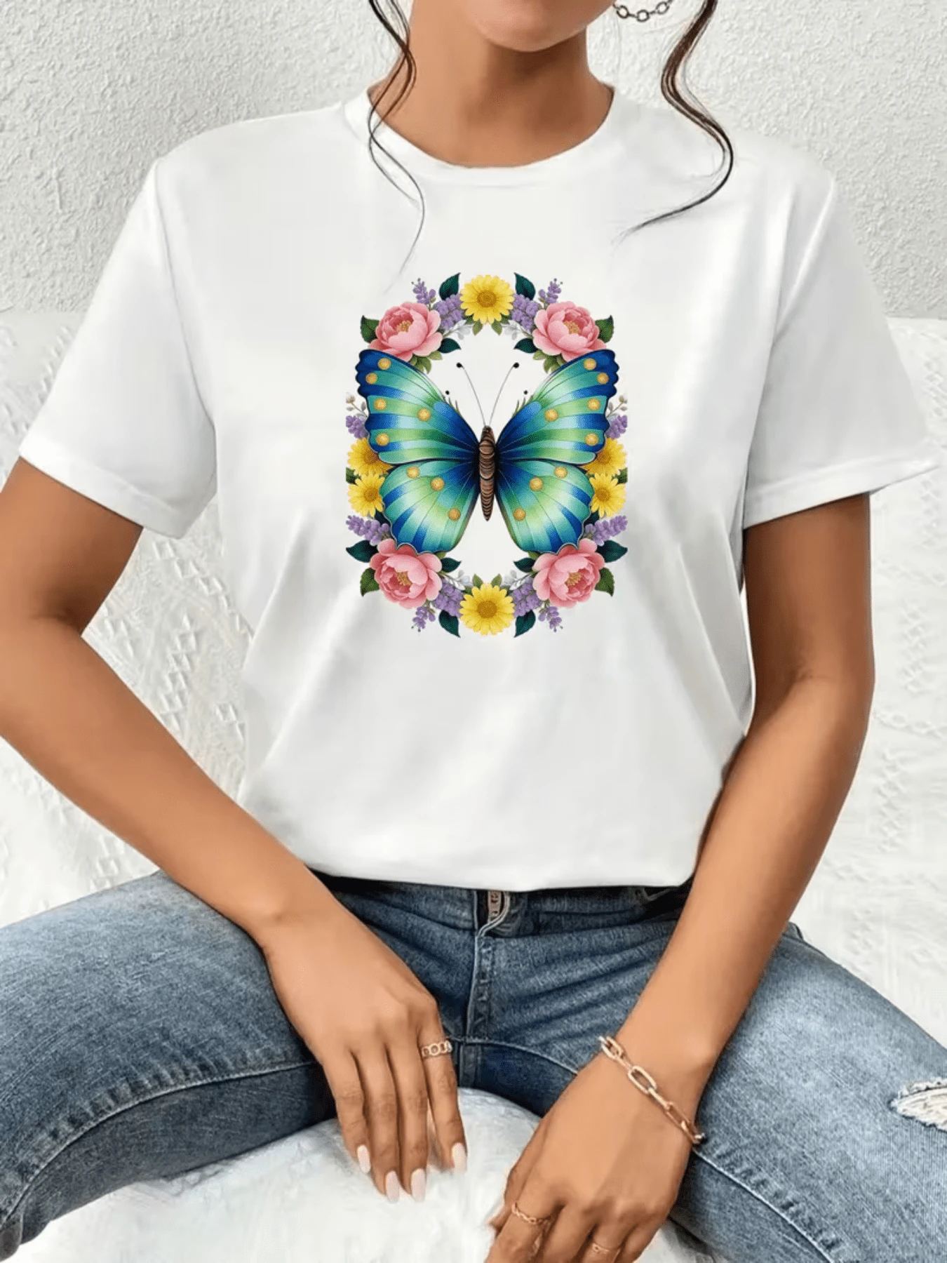 Blue Butterfly Surrounded By Colorful Flowers Symbolizing Transformation, Freedom And Natural Beauty, Reflecting Positive Energy And Inner Harmony. Women's Casual, Modern, Elegant T-Shirt. - 白色 - 查看 1