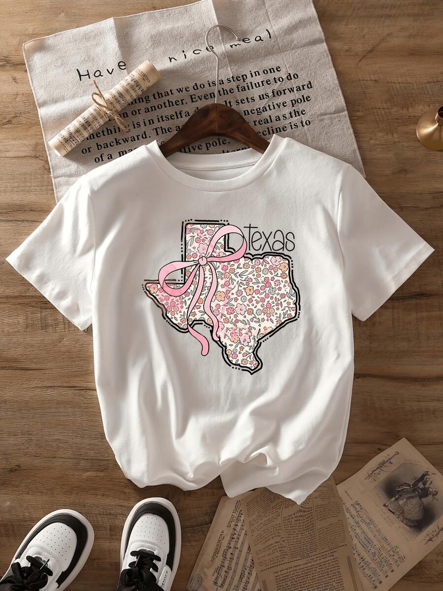 A Map Of Texas Filled With Small Flowers And A Pink Ribbon Symbolizing Tenderness, Love, And Southern Spirit With A Touch Of Cheerful And Positive Feminine Pride. A Casual And Comfortable Women's T-Shirt Perfect For Everyday Wear. - 白色 - 查看 1