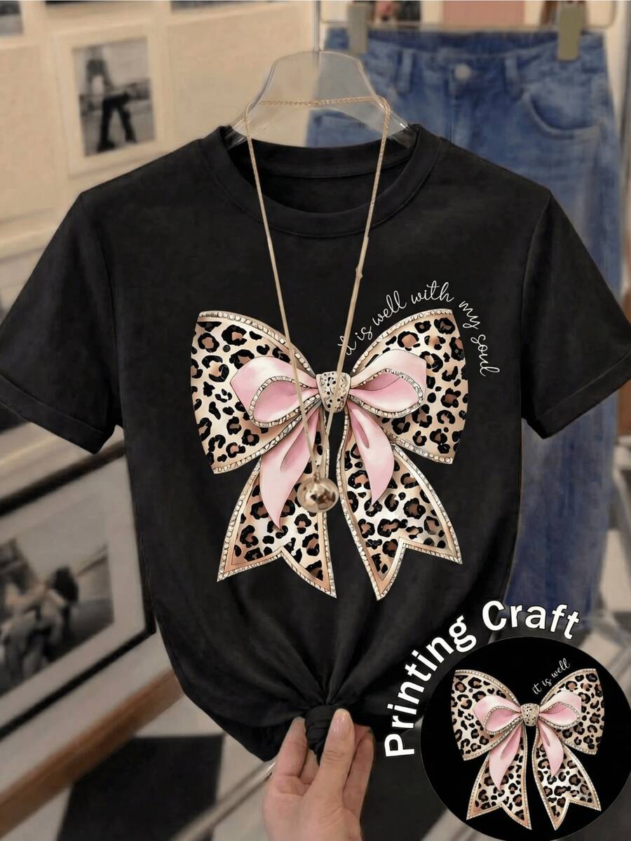 Large Animal Print Bow With Pink Details Symbolizing Inner Strength And Feminine Elegance, Conveying A Balance Between Sweetness And Power. Modern Casual Women's T-Shirt - 黑色 - 查看 1
