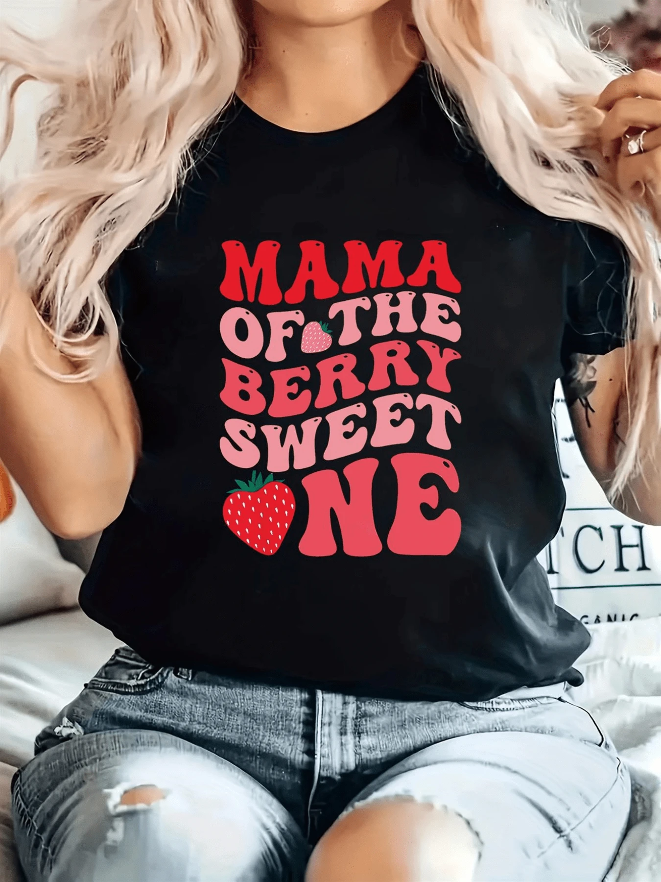 Colorful Text With Tender Words Celebrating A Mother's Sweetness Alongside Drawings Of Red Strawberries Evoking Love, Joy, And Affection. Comfortable Women's T-Shirt For Everyday Wear With A Fun And Modern Touch. - 黑色 - 查看 1