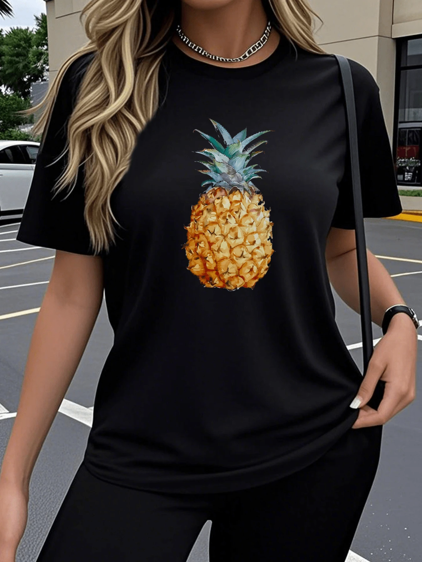 Golden Pineapple Symbolizing Freshness, Joy And Tropical Energy, Inspiring Sunny Days And Summer Spirit. Women's Casual, Modern And Comfortable T-Shirt For Everyday Wear. - 黑色 - 查看 1