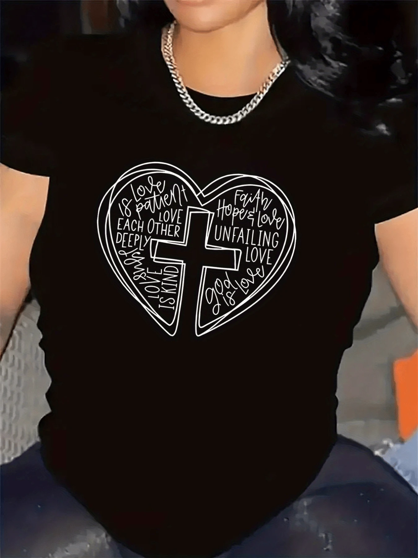 Heart With Cross Representing Faith, Hope, And Eternal Love, Recalling Spiritual Union And The Strength Of Love That Never Fails. Comfortable Casual Women's T-Shirt For Everyday Wear. - 黑色 - 查看 1