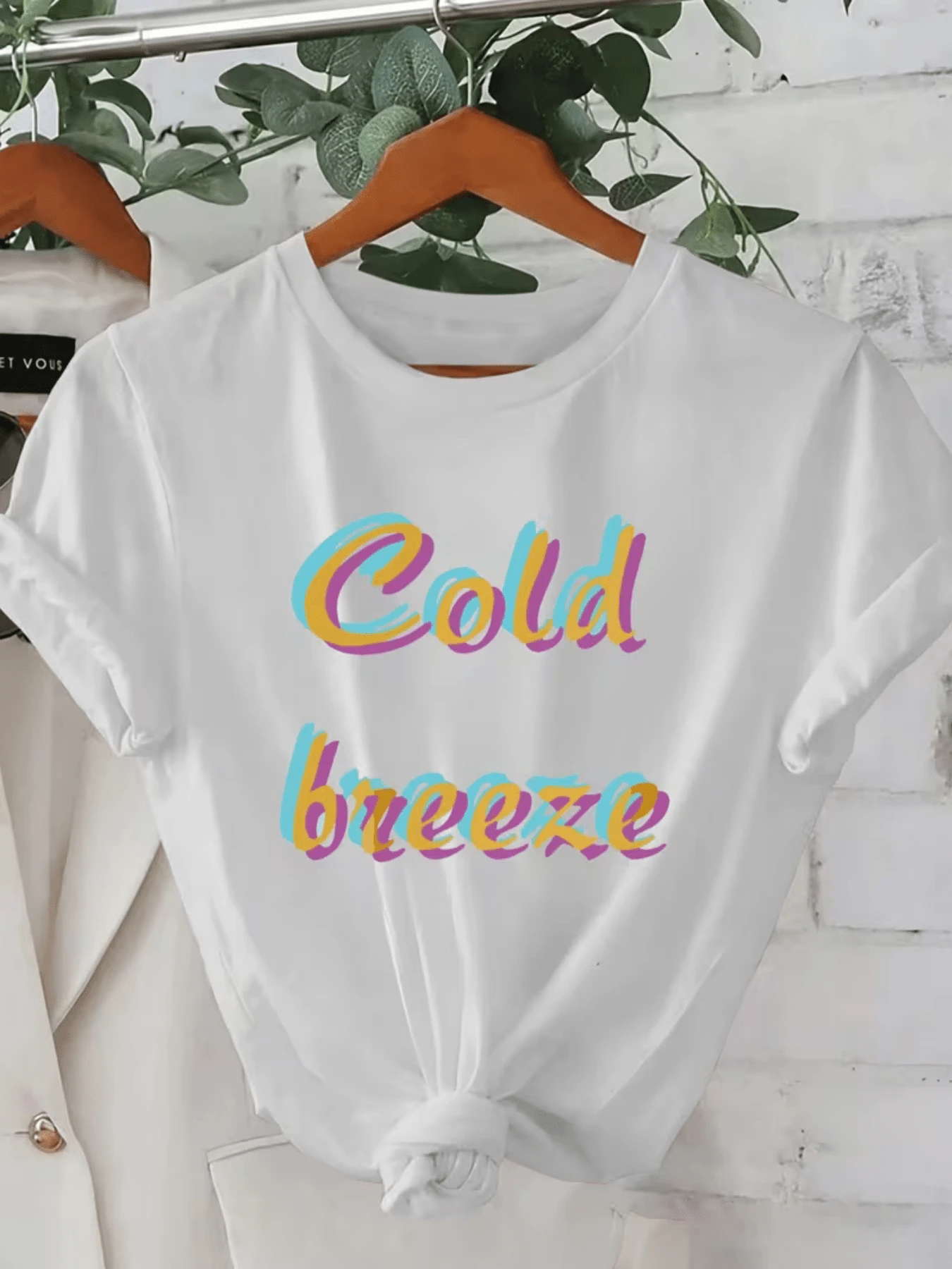 Colorful Words That Evoke The Refreshing Feeling Of A Cool Breeze Represent Freedom, Tranquility, And Positive Energy. A Modern, Comfortable, Casual Women's T-Shirt For Everyday Wear. - 白色 - 查看 1