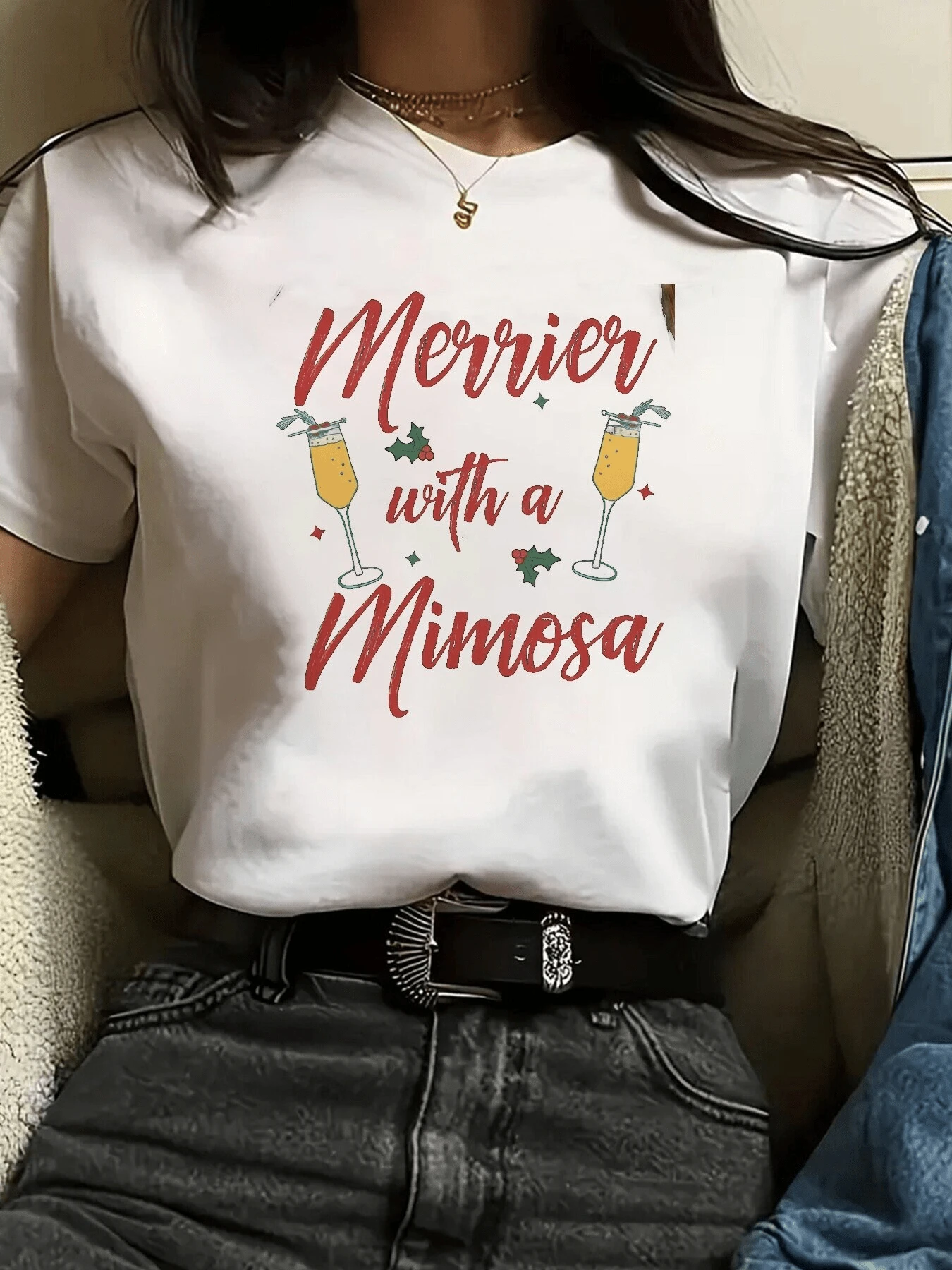 Two Cups Of Golden Mimosa With Holly Leaves Symbolize Joy, Celebration, And Positive Energy For Bright Days. A Modern, Casual Women's T-Shirt For Parties And Walks. - 白色 - 查看 1