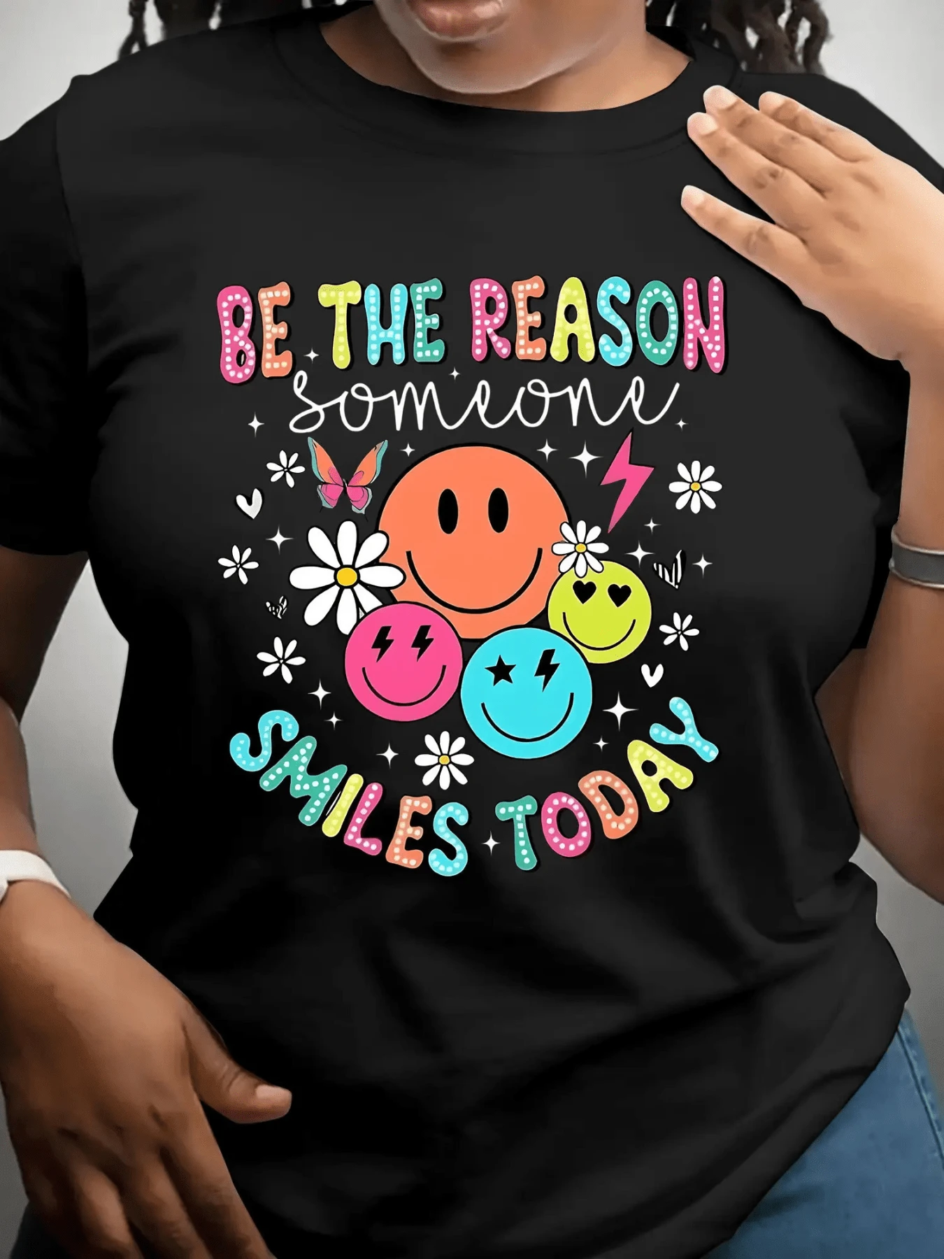Colorful Smiling Faces Surrounded By Flowers, Butterflies, And Hearts Convey Joy, Optimism, And Positive Energy, Inviting You To Share Happiness With Others. A Comfortable And Modern Casual Women's T-Shirt. - 黑色 - 查看 1
