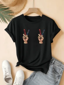 Two Raised Hands Showing The Victory Gesture With Fingers Covered By Video Game Controllers Symbolize Positive Energy, Joy, And Love For Gaming. A Fun, Casual Women's T-Shirt, Ideal For Everyday Wear. - 黑色 - 查看 1