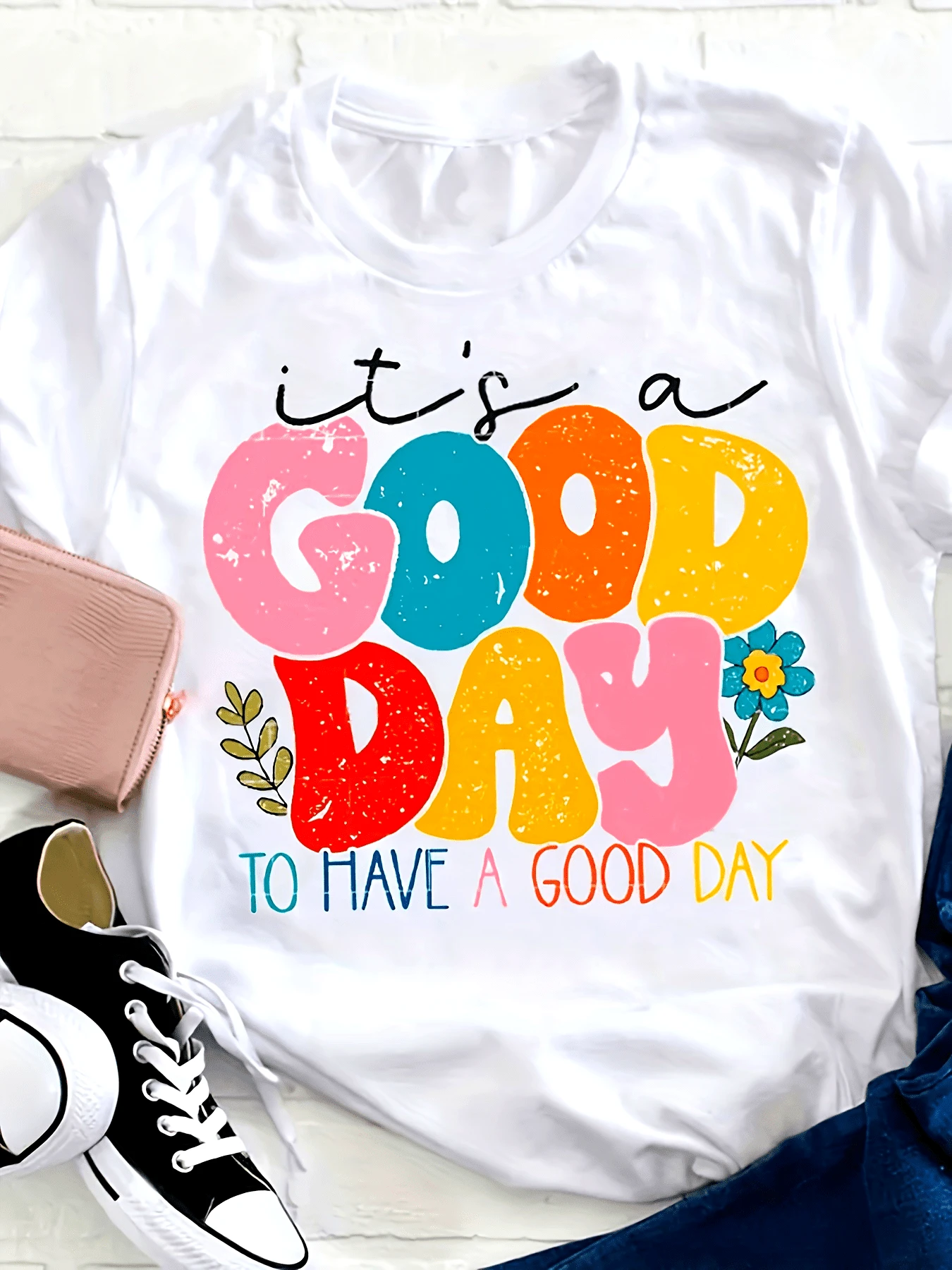 A Phrase Full Of Bright Colors That Conveys Positivity, Joy, And Energy To Start Each Morning With A Smile, Accompanied By Flowers And Large, Inspiring Letters. A Comfortable, Casual Women's T-Shirt For Everyday Wear. - 白色 - 查看 1