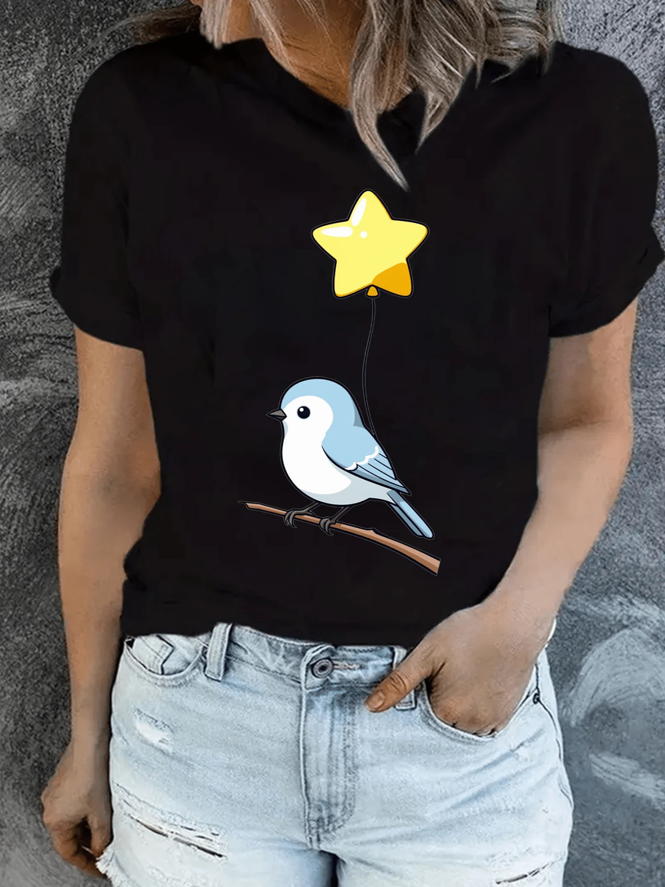 Blue Bird Resting On A Branch Holding A Star-Shaped Balloon Symbolizing Freedom, Hope, And Lofty Dreams. Modern, Comfortable, Casual Women's T-Shirt For Everyday Wear. - 黑色 - 查看 1