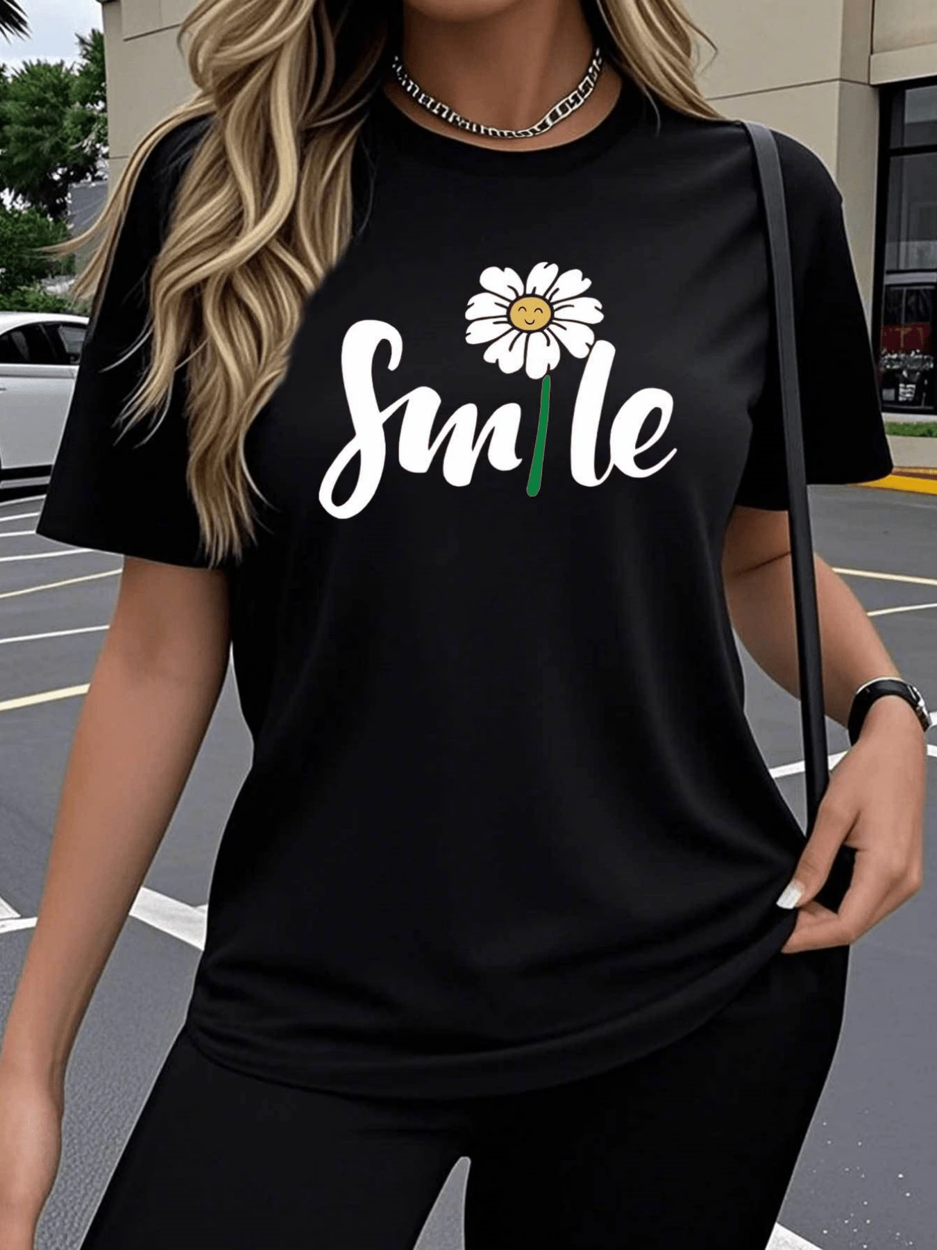 White Flower With A Yellow Center Forming A Face Representing Joy, Optimism And Positive Energy Next To The Word Smile In Large Letters. Women's Casual, Comfortable, Modern T-Shirt. - 黑色 - 查看 1