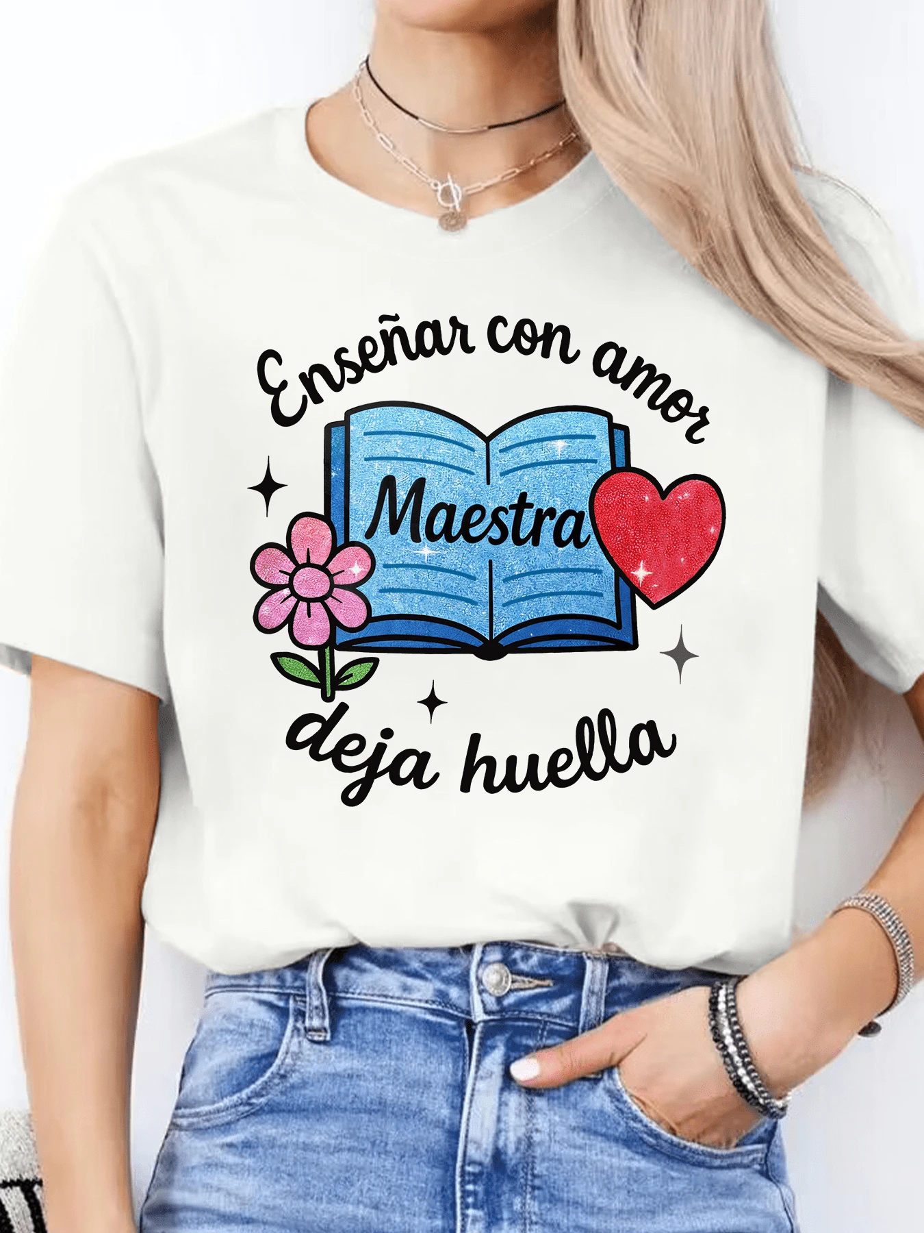 A Glittery Blue Open Book Accompanied By A Pink Flower And A Red Heart Symbolizes A Teacher's Dedication And Affection For Her Students, Creating Inspiration. This Comfortable And Modern Casual Women's T-Shirt Is Perfect For Inspiration. - 白色 - 查看 1