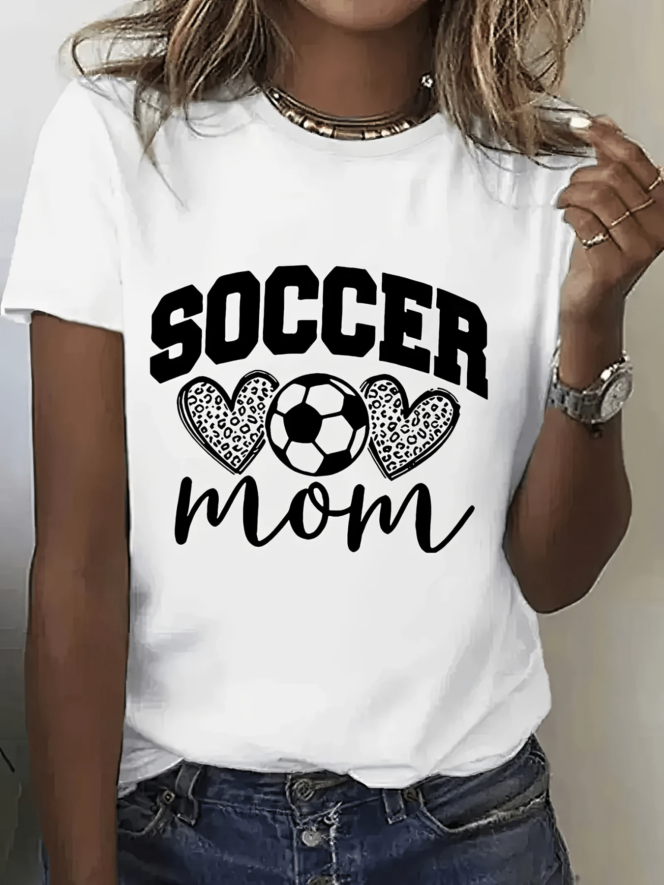 Hearts With Animal Print Embracing A Soccer Ball Symbolizing The Love And Pride Of A Soccer-Loving Mother. Modern, Comfortable, And Casual Women's T-Shirt - 白色 - 查看 1
