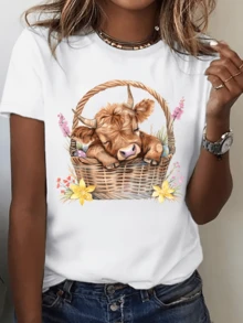 The Tenderness Of A Calf Resting Peacefully In A Basket Surrounded By Yellow And Pink Flowers Convey Calm, Joy, And Love For Nature. A Modern, Comfortable, And Attractive Casual Women's T-Shirt For Everyday Wear. - 白色 - 查看 1