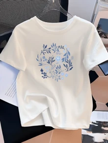 Intertwined Blue Branches And Flowers Symbolize Serenity And Inner Balance, Evoking A Tranquil Garden And Natural Purity. A Comfortable, Casual, Elegant Women's T-Shirt For Everyday Wear. - 白色 - 查看 1
