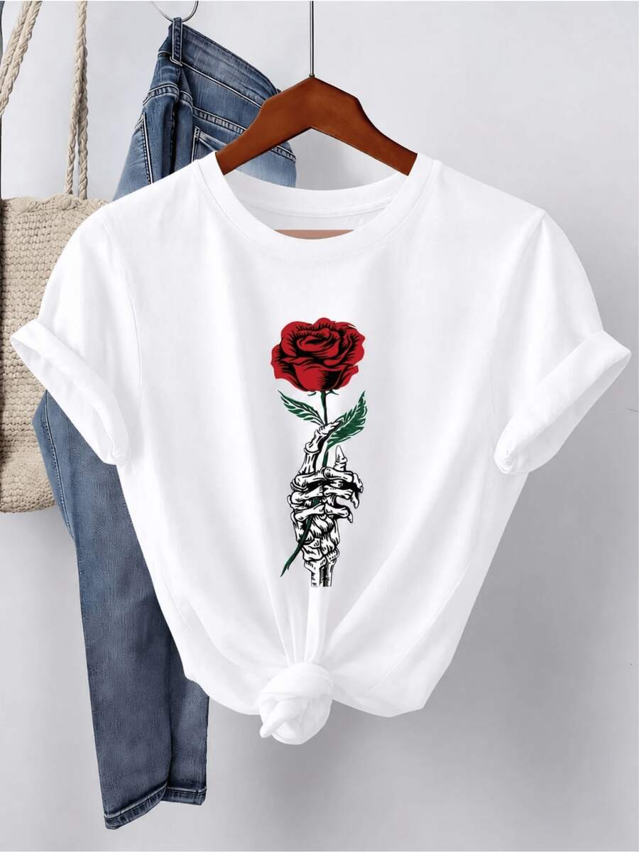 Una mano ósea sostiene una rosa roja viva como símbolo del contraste entre la fragilidad de la vida y la fuerza del paso del tiempo reflejando un espíritu que abraza la belleza y la oscuridad con elegancia camiseta de mujer moderna y cómoda - Blanco - Ver 1