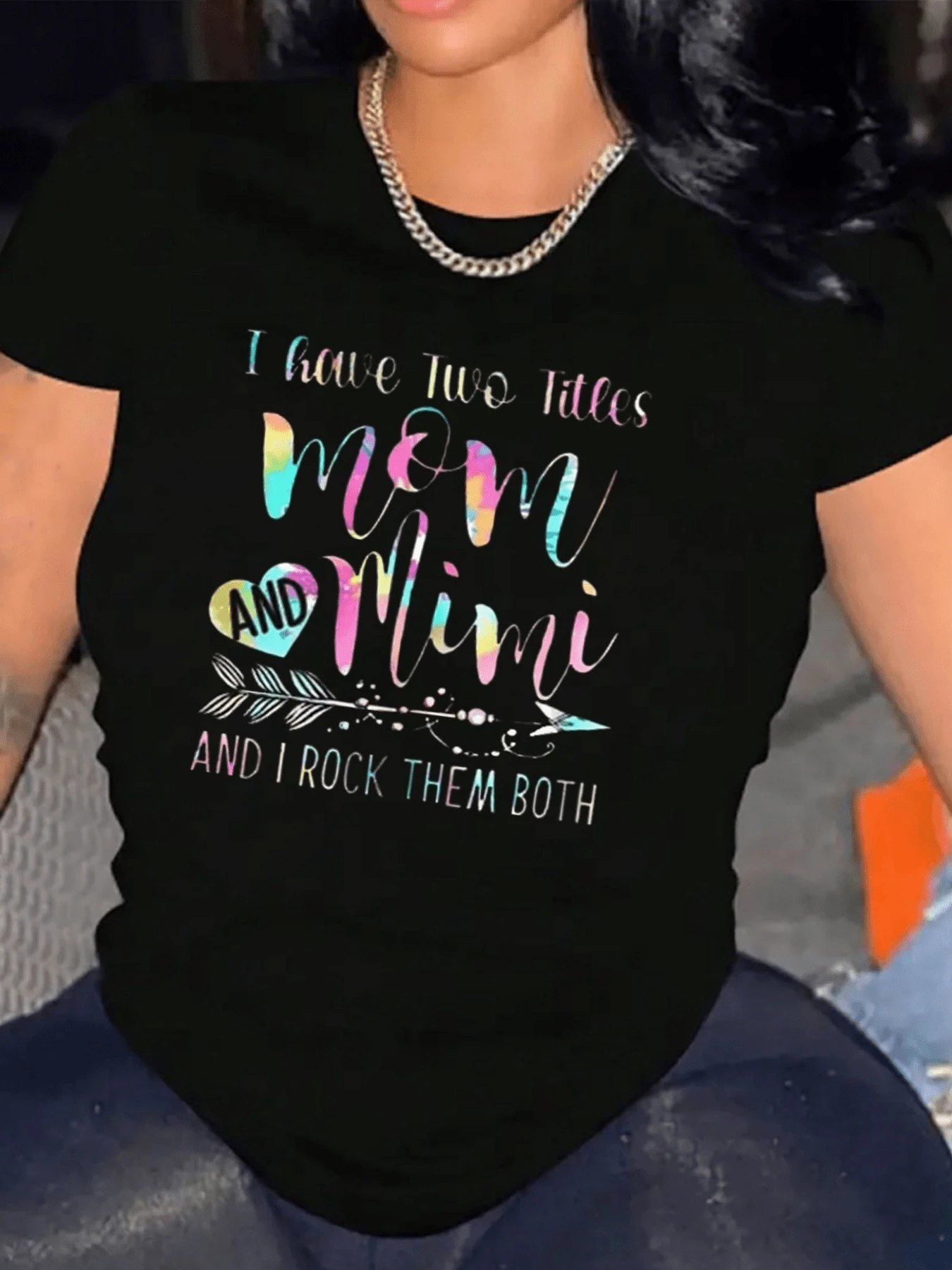 Colorful Lettering Celebrating The Pride Of Being A Mother And Grandmother With A Cheerful Message And Rainbow Typography Symbolizing Family Love And Positive Energy. Comfortable Casual Women's T-Shirt For Everyday Wear. - 黑色 - 查看 1