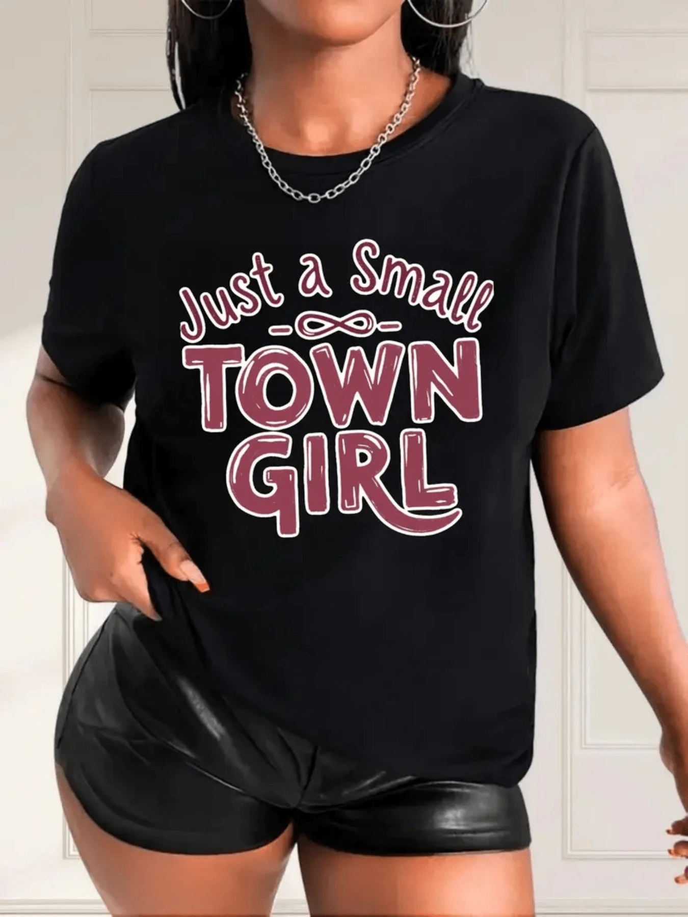 Positive Message About A Small-Town Girl Conveying Simplicity, Freedom, And Pride In Her Roots In Soft Lettering On A Dark Background. Modern, Comfortable, Casual Women's T-Shirt For Everyday Wear. - 黑色 - 查看 1