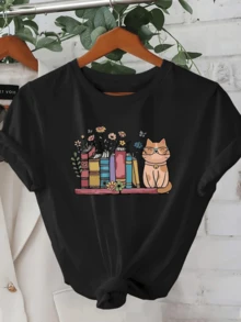 Calm Cat Wearing Glasses Next To Colorful Books And Flowers, Reflecting A Love Of Reading And Moments Of Calm. Comfortable Casual Women's T-Shirt For Everyday Wear. - 黑色 - 查看 6