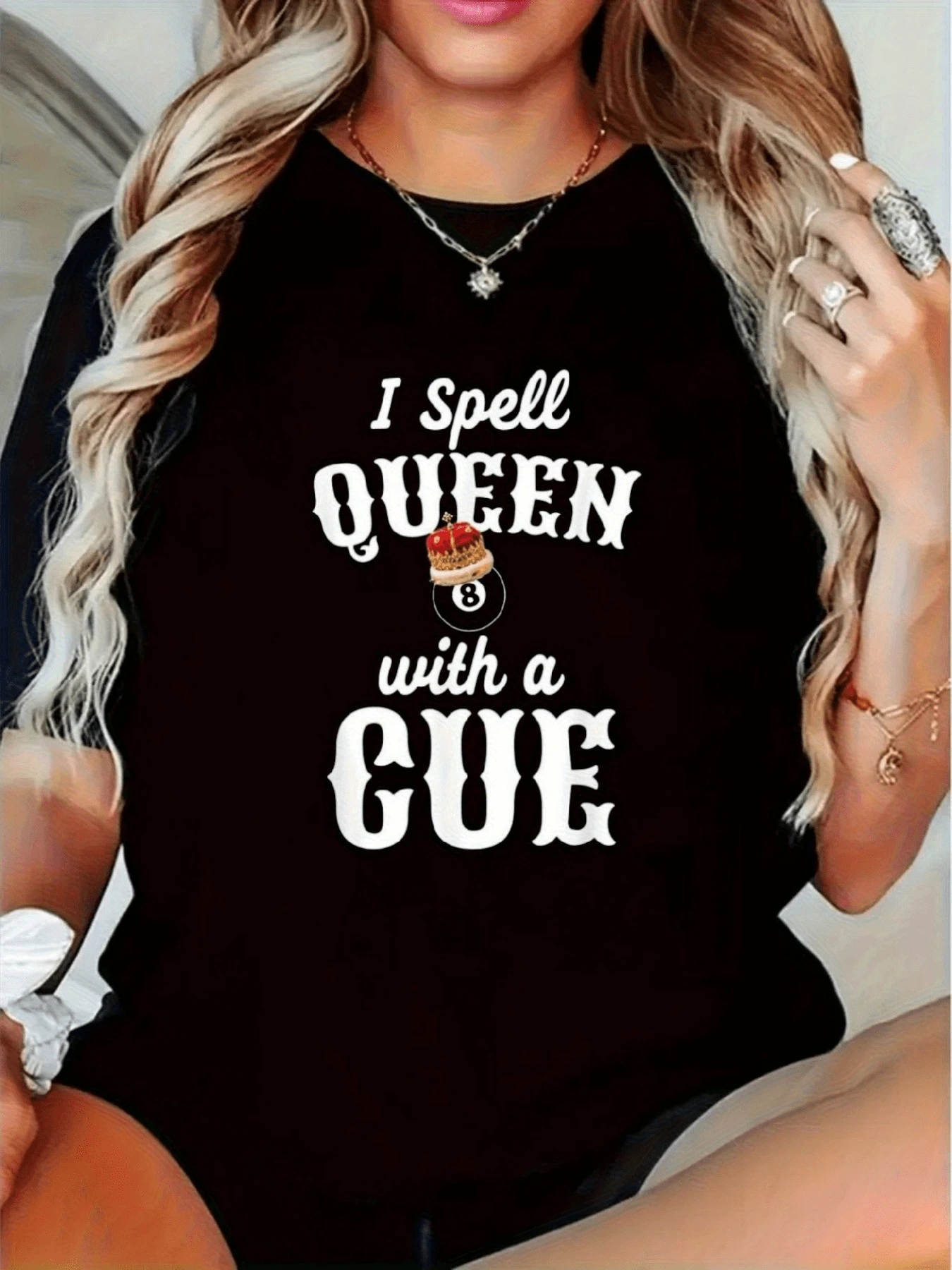 A Symbol Representing The Strength And Elegance Of A Queen, Along With A Crown, Above A Number Eight Billiard Ball, Showcasing Independence And Feminine Power In A Modern, Comfortable, Casual Women's T-Shirt For Everyday Wear. - 黑色 - 查看 1