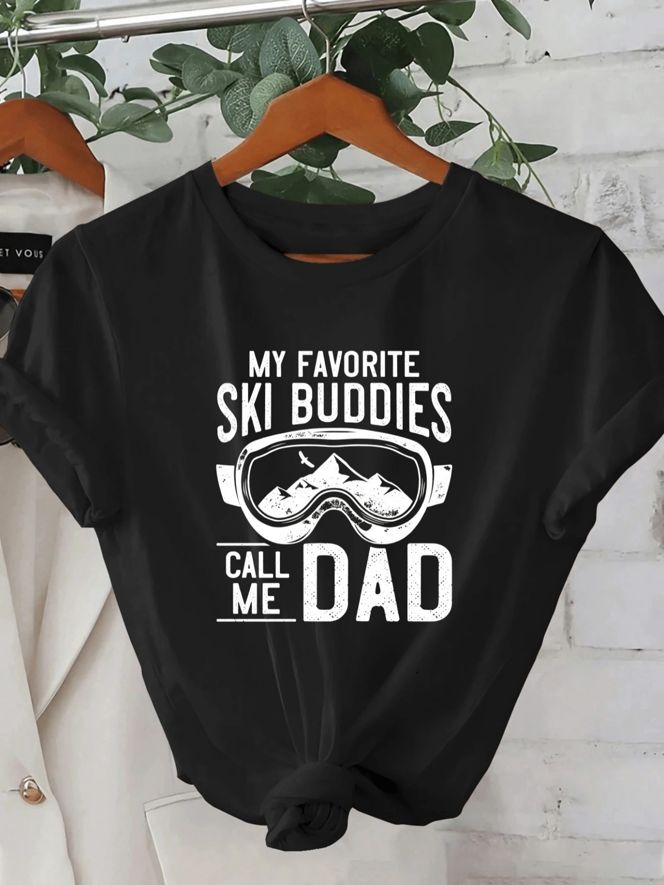 Snow-Covered Mountains Seen Through Ski Goggles Evoke Shared Adventures And Family Affection With A Fun Message For Winter Lovers. Comfortable, Modern Casual Women's T-Shirt - 黑色 - 查看 1