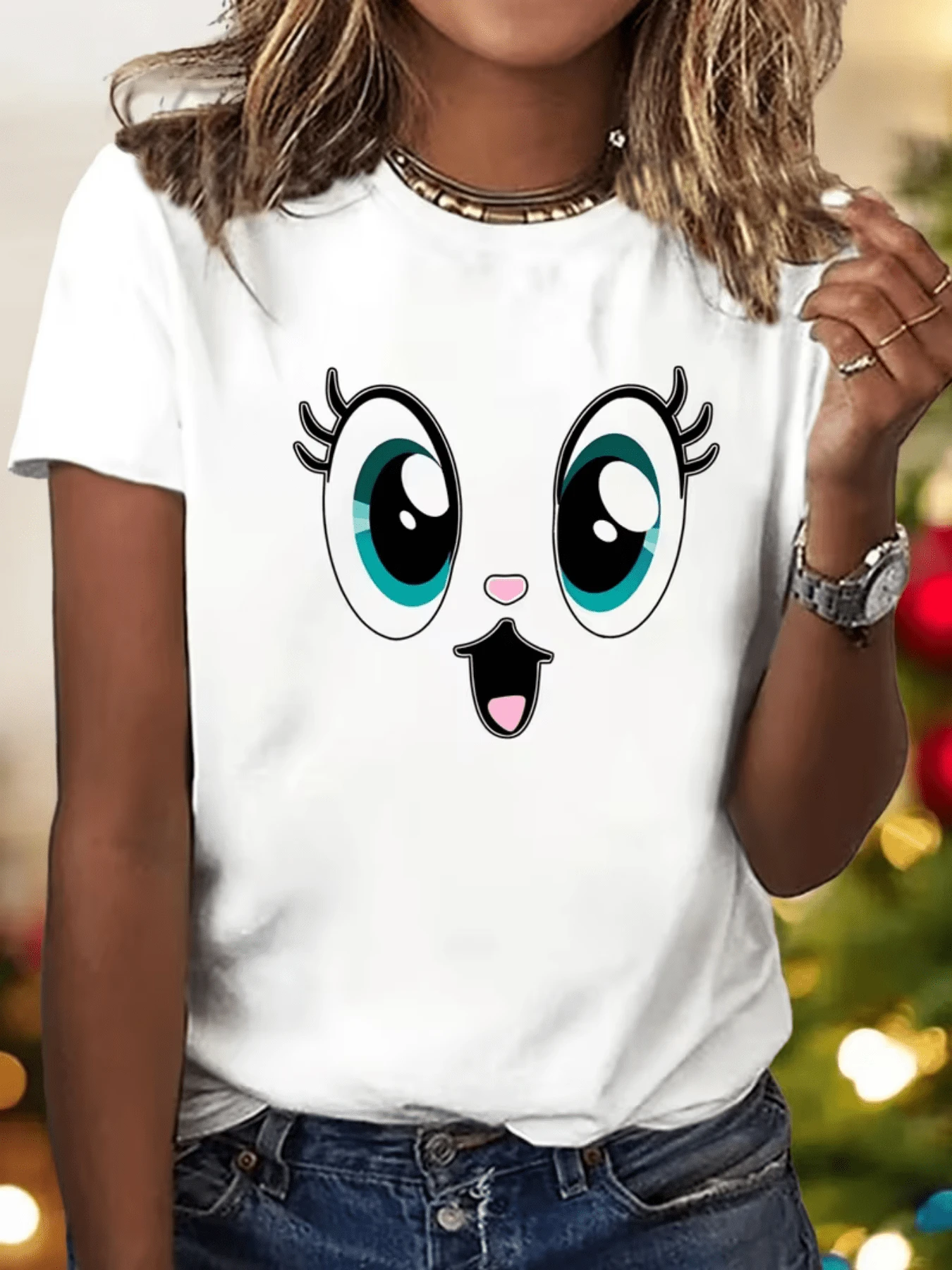 Adorable Face With Big Green Eyes, Fun Expression And Sweet Smile That Conveys Positive Energy And Modern Style. Casual Youthful Women's T-Shirt Ideal For Everyday Outfits. - 白色 - 查看 1