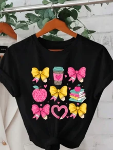 Hearts, Pencils, Apples, And A Coffee Cup Symbolize Energy, Creativity, And Joy, With A Balanced Union Between Learning And Love In Every Detail. This Comfortable, Casual Women's T-Shirt Is Perfect For Everyday Wear. - 黑色 - 查看 1