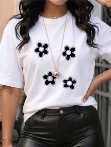 Four Black Flowers With White Centers Symbolize Balance And Positive Energy, Reflecting A Cheerful And Modern Spirit. This Casual Women's T-Shirt Has An Artistic And Contemporary Touch. - 白色 - 查看 8