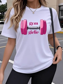 An Illustration Showing A Bright Pink Dumbbell With The Phrase "Gym Girlie" Symbolizes Feminine Strength, Motivation, And Passion For Exercise. Ideal For Active And Confident Women. Comfortable, Modern Casual Women's T-Shirt - 白色 - 查看 1