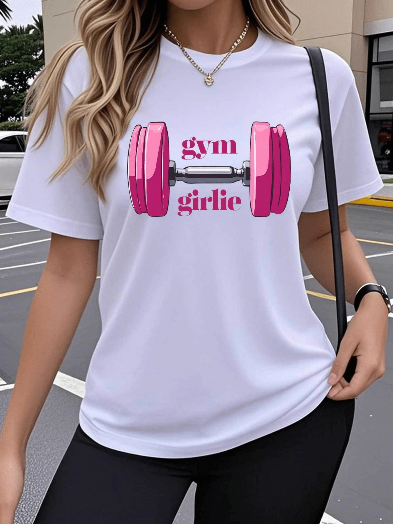 An Illustration Showing A Bright Pink Dumbbell With The Phrase "Gym Girlie" Symbolizes Feminine Strength, Motivation, And Passion For Exercise. Ideal For Active And Confident Women. Comfortable, Modern Casual Women's T-Shirt - 白色 - 查看 1